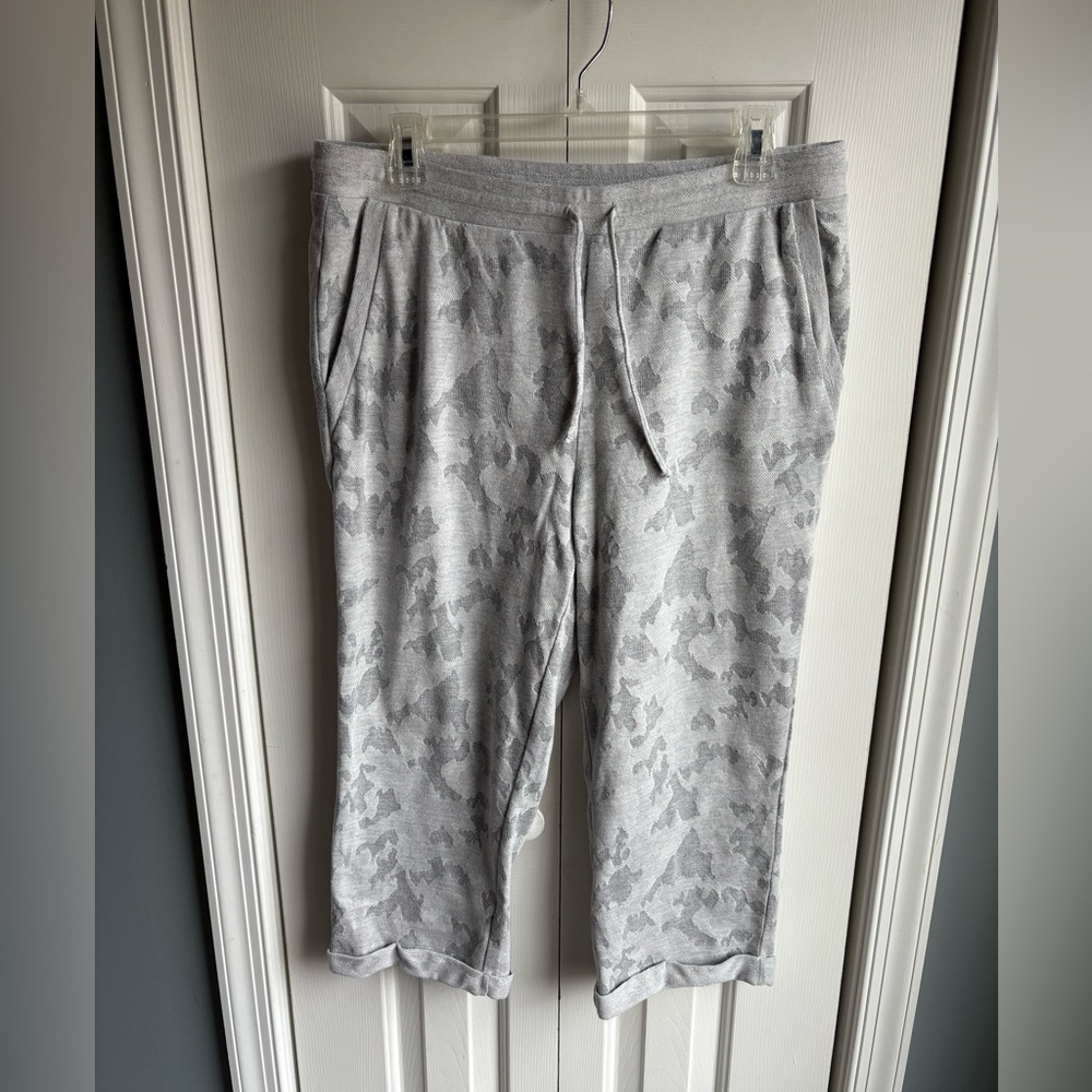 Weekends by Chico's Gray Knit Pull On Capri Pants Size 1 (M/8)